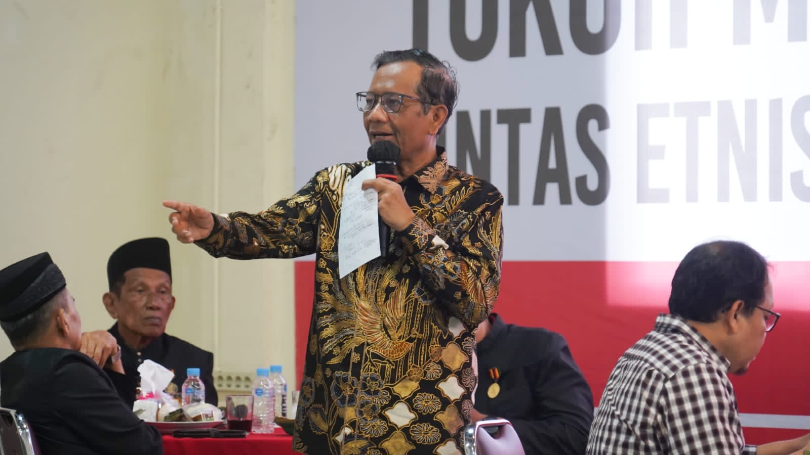 Mahfud Komitmen Mengesahkan UU Masyarakat Hukum Adat
