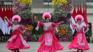 Tari Ronggeng Blantek Betawi Meriahkan Penutupan Flona 2024