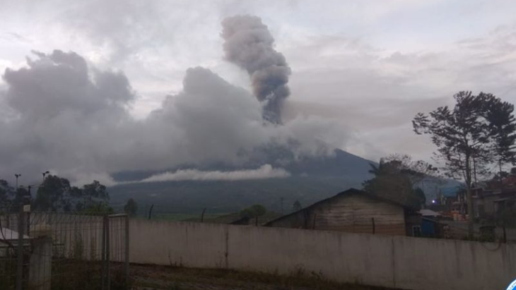 Gunung Kerinci Lontarkan Abu Setinggi 1.200 Meter