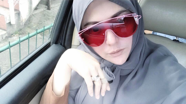 Lama Menghilang, Kini 'Inem Pelayan Seksi' Tampil Berhijab
