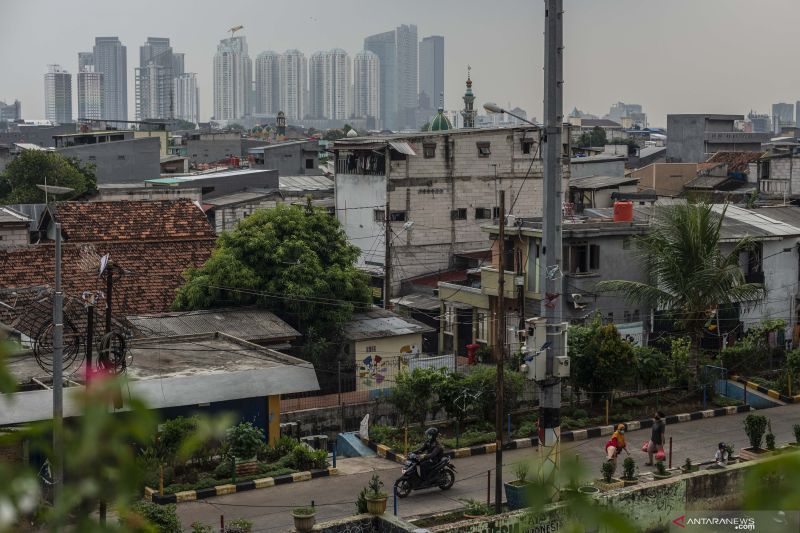 Deretan permukiman penduduk dan gedung bertingkat di Jakarta, Rabu (27/10/2021). . ANTARA FOTO/Aprillio Akbar/foc.