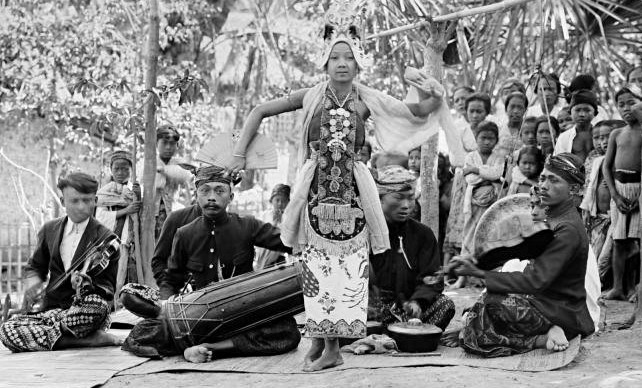 Lawan Kumpeni Melalui Tari Gandrung Lanang Banyuwangi