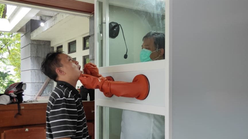 Dosen UGM Kembangkan Bilik Swab COVID-19 yang Aman untuk Nakes