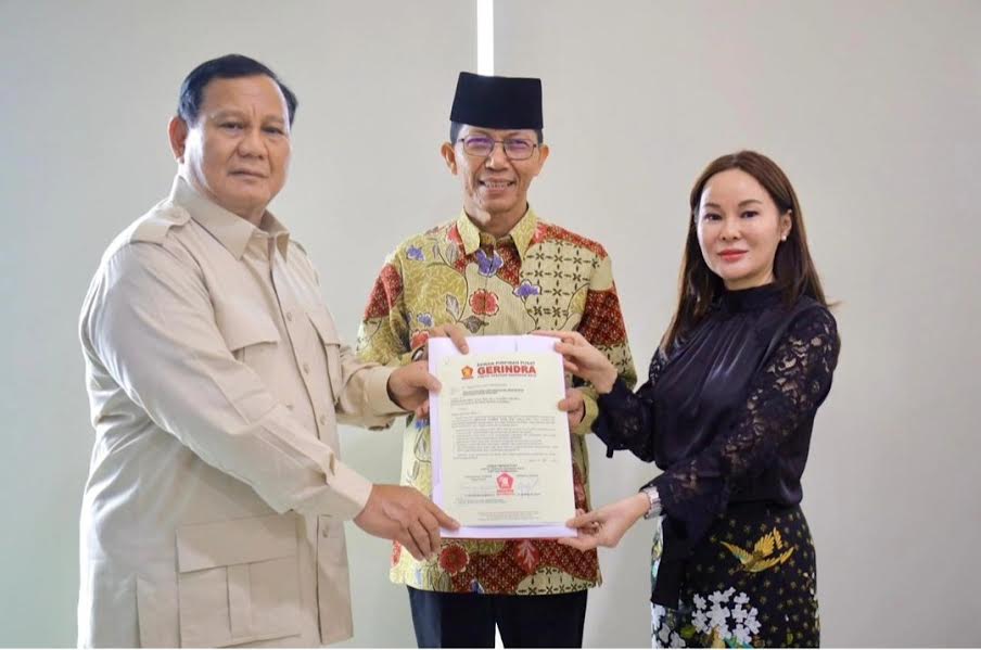 Prabowo Serahkan Surat Rekomendasi Amsakar Achmadu-Li Claudia pada Pilwalkot Batam