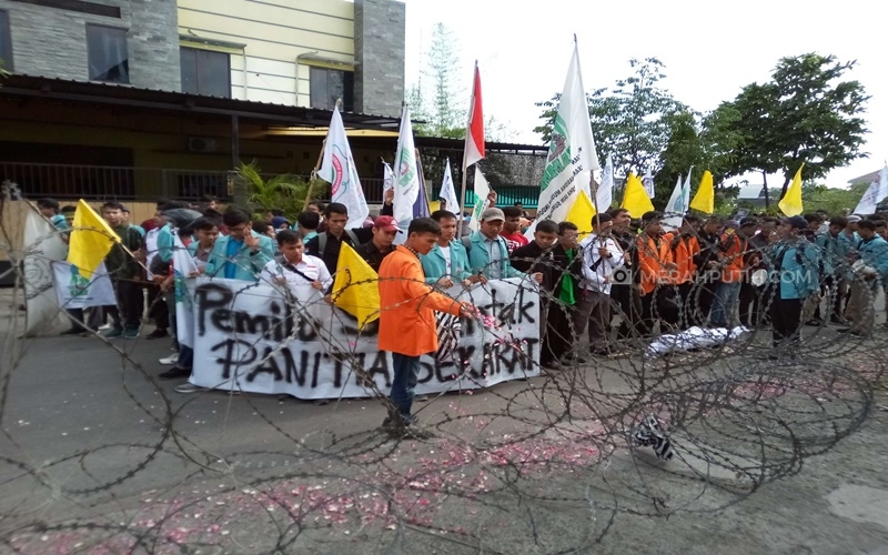  Ratusan Petugas KPPS Gugur, BEM Surakarta Bawa Keranda dan Tabur Bunga di Kantor KPU Solo