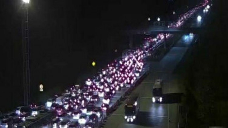 PT Jasa Marga Tbk, melalui diskresi Kepolisian memberlakukan sistem one way atau satu arah di jalan tol Jakarta-Cikampek menuju Jakarta 