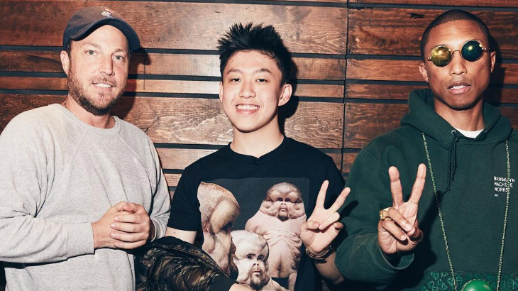 Rich Chigga Pamer Batu Akik Saat Interview di Amerika