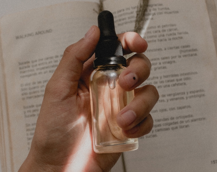 Gunakan sample yang diberikan produk kecantikan sebelum membeli. (Foto: Unsplash/Angelica Echeverry)