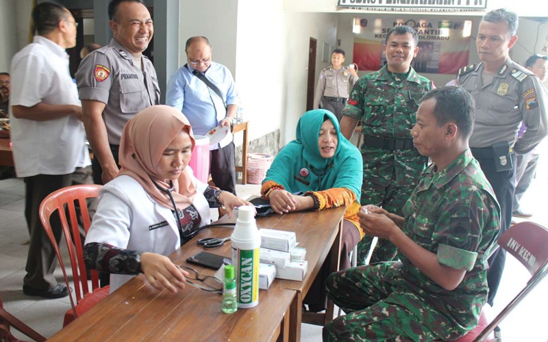 Sejumlah tenaga medis melakukan pengecekan kesehatan petugas KPPS Pemilu 2019