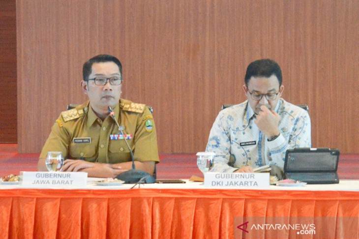 Gubernur Jawa Barat Ridwan Kamil dan Gubernur DKI Jakarta Anies Baswedan dalam diskusi terfokus yang diadakan Badan Nasional Penanggulangan Bencana (BNPB) di Jakarta, Senin (2/3/2020). ANTARA/Dewanto Samodro