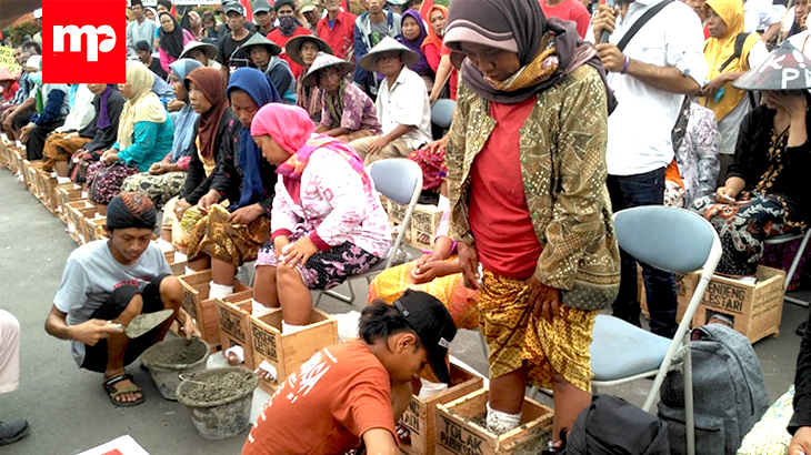 Sembilan Srikandi Gunung Kendeng Gelar Aksi 