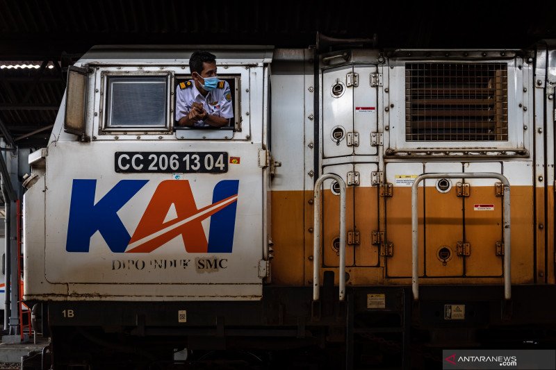 Seorang masinis memeriksa kesiapan rangkaian kereta api (KA) Maharani sebelum berangkat di Stasiun Tawang, Semarang, Jawa Tengah, Jumat (18/12/2020). ANTARA FOTO/Aji Styawan/rwa