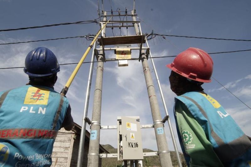 Ilustrasi - Petugas PLN memperbaiki jaringan listrik. ANTARA/HO-PLN.