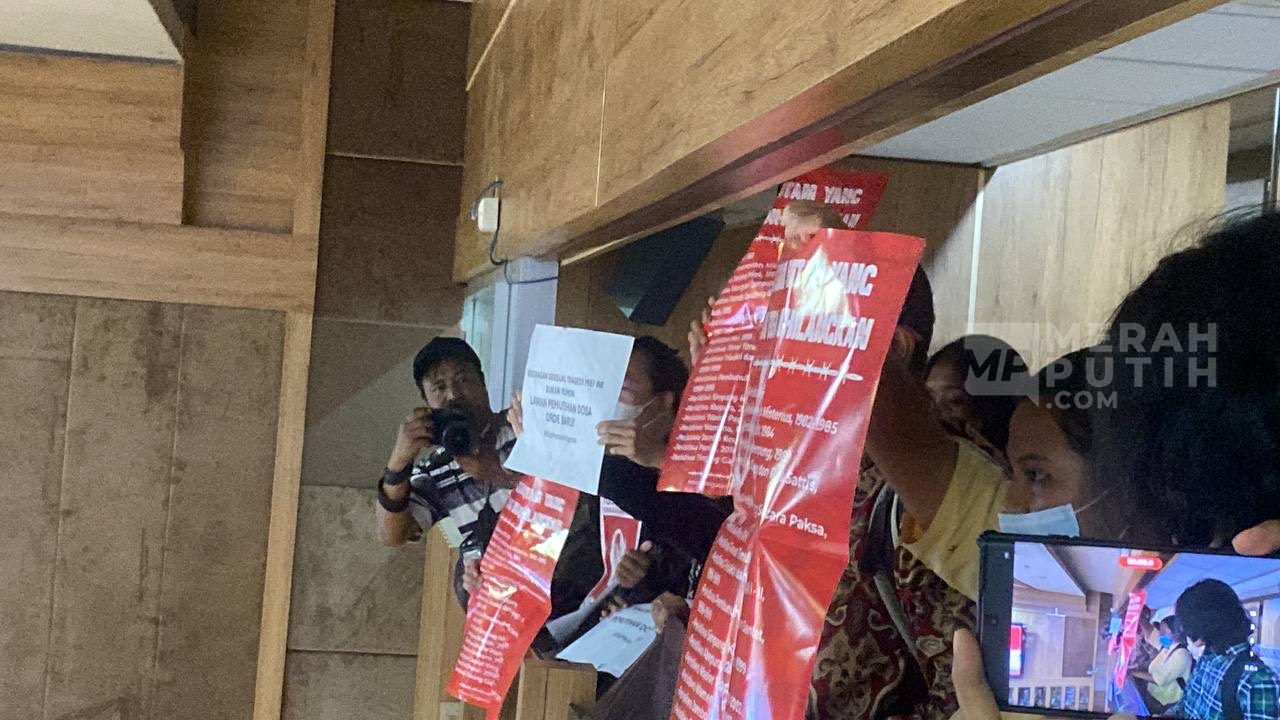 Rapat Komisi X DPR Ricuh, Koalisi Sipil Tolak Pemutihan Sejarah dan Gelar Pahlawan untuk Soeharto