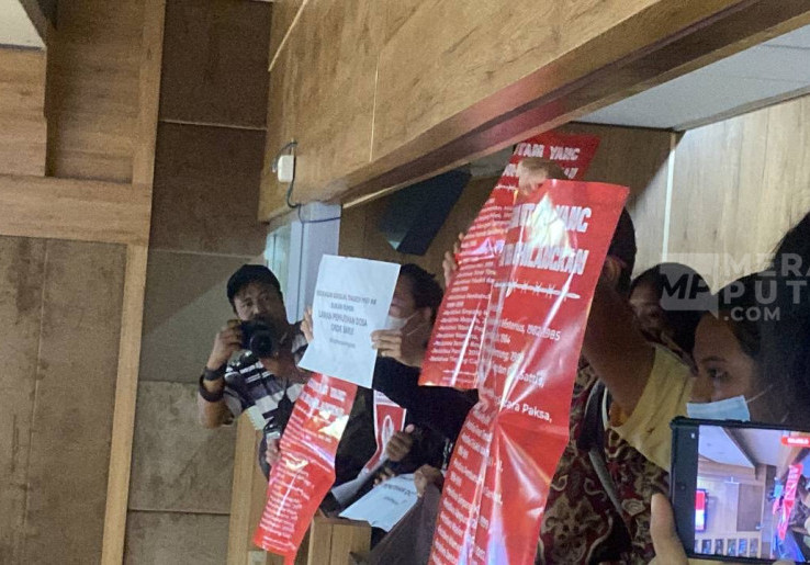 Rapat Komisi X DPR Ricuh, Koalisi Sipil Tolak Pemutihan Sejarah dan Gelar Pahlawan untuk Soeharto