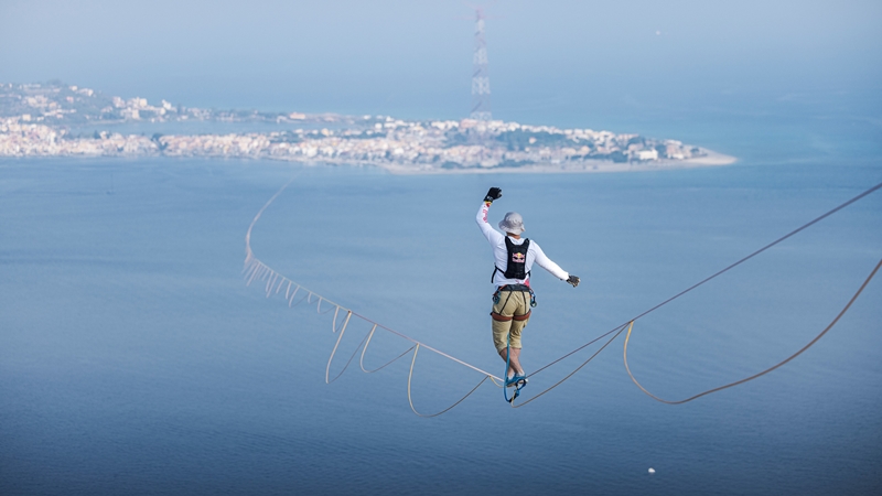 Jaan Roose Meniti Slackline Terpanjang di Dunia, Sebrangi Selat Messina di Italia