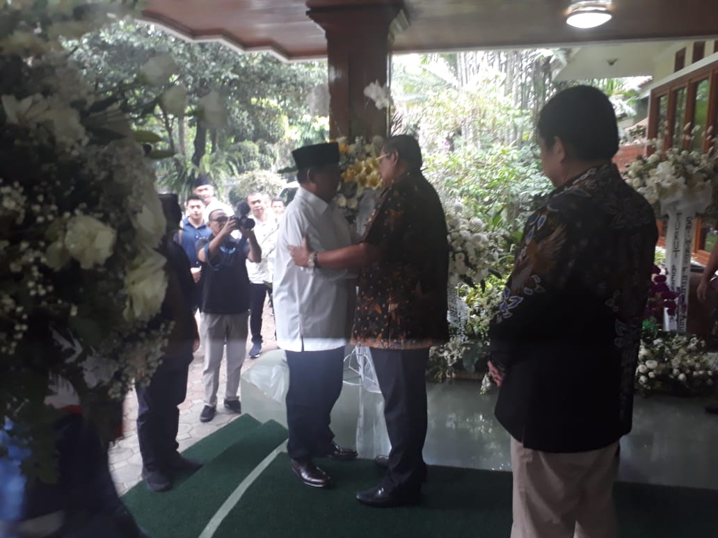 Calon presiden Prabowo Subianto berkunjung ke kediaman Presiden RI ke-6 Susilo Bambang Yudhoyono (SBY) di Puri Cikeas, Bogor, Jawa Barat. Kedatangan Prabowo untuk bertakziah setelah Ani Yudhoyono meninggal dunia, Sabtu (1/6). Foto: MP/Ponco