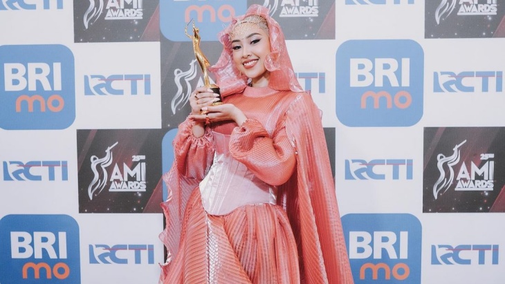 Jinan Laetitia Jadi Penampil Pembuka untuk Konser Coldplay di Singapura