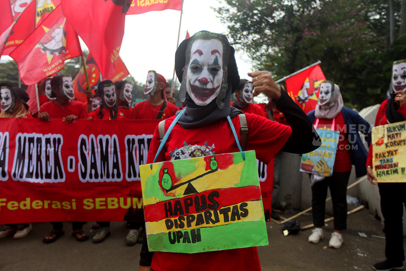 Aksi Buruh Pakai Topeng Joker Peringati Hari Buruh Internasional 2025 di Patung Kuda Jakarta