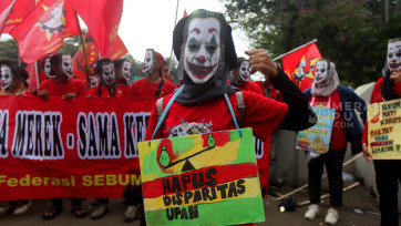 Aksi Buruh Pakai Topeng Joker Peringati Hari Buruh Internasional 2025 di Patung Kuda Jakarta