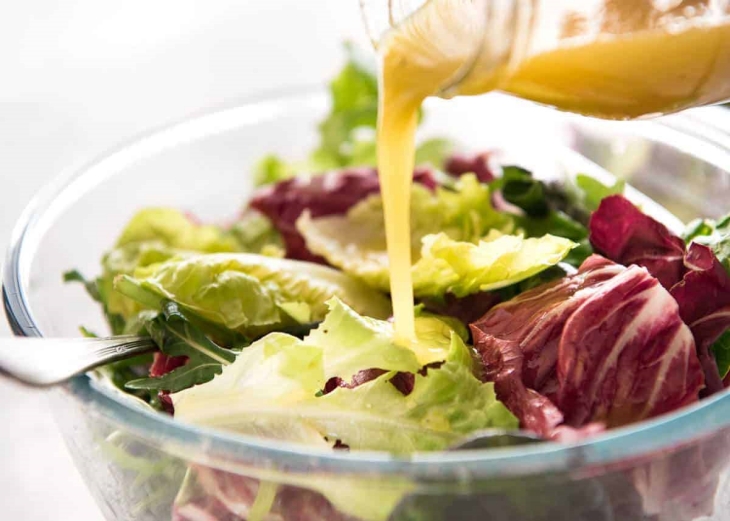 French dressing pada salad. (Foto: recipetineats.com)