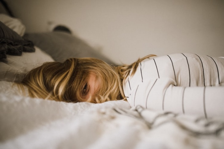 Ladies, Tidur dengan Lampu Menyala Katanya Bisa Bikin Gemuk