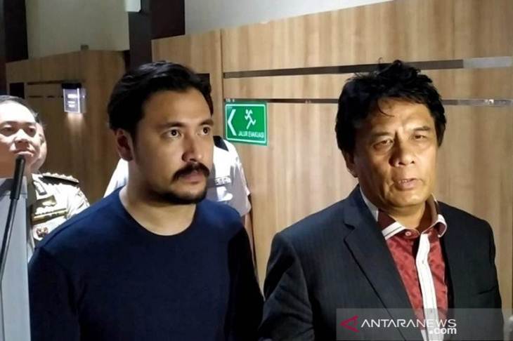Penyanyi Marcello Tahitoe atau Ello (kedua kanan) usai diperiksa penyidik atas keterkaitannya dalam kasus investasi 'MeMiles', di Mapolda Jatim, di Surabaya, Selasa (14/1/2020) . (ANTARA/Willy Irawan)