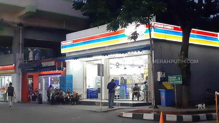 minimarket di area Stasiun Gambir, Jakarta Pusat, yang kehabisan stok masker. (Foto: MP/Kanugrahan)