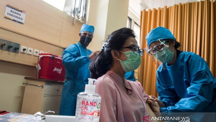 Simulasi uji klinis vaksin COVID-19 di Fakultas Kedokteran Universitas Padjadjaran, Bandung, Jawa Barat, Kamis (6/8/2020). ANTARA FOTO/M Agung Rajasa/nz