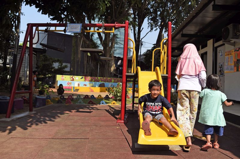 Sejumlah bocah bermain di papan seluncur di Ruang Publik Terbuka Ramah Anak (RPTRA) Taman Keuangan, Bendungan Hilir, Tanah Abang, Jakarta, Jumat (12/7)./ Antara Foto