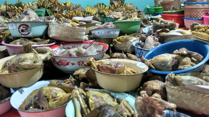 Sajian ingkung dalam jumlah besar saat acara adat. (Foto: Instagram/granat_sirat)