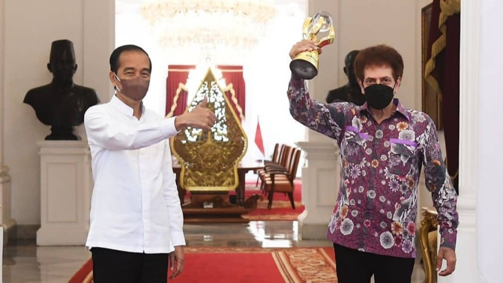 Presiden Jokowi Berikan Penghargaan untuk God Bless