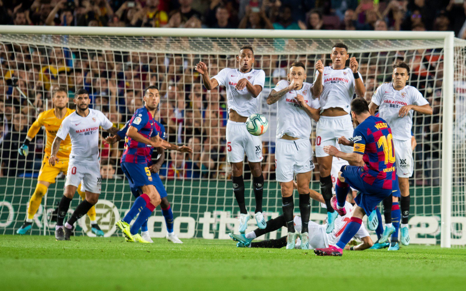 Tendangan bebas Lionel Messi. Foto: @FCBarcelona