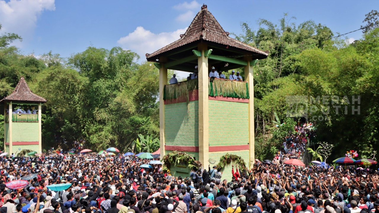 Tradisi Yaa Qowiyyu Klaten, Ribuan Warga Berebut Gunungan Apem