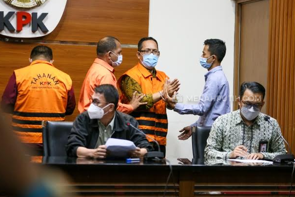 Diumumkan Sebagai Tersangka, Hakim Itong Balik Badan, Teriak, Lalu Mengelak