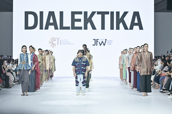 Cita Tenun Indonesia Pamerkan Busana Kain Penuh Gagasan Lewat Dialektika di JFW 2025