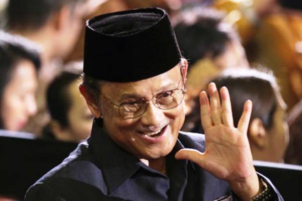Bikin Baper, Ini 7 Kata Mutiara BJ Habibie Tentang Cinta