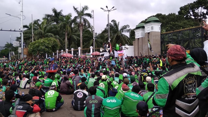 Ribuan driver ojol demo depan Gedung DPR untuk tuntut diakui sebagai angkutan umum