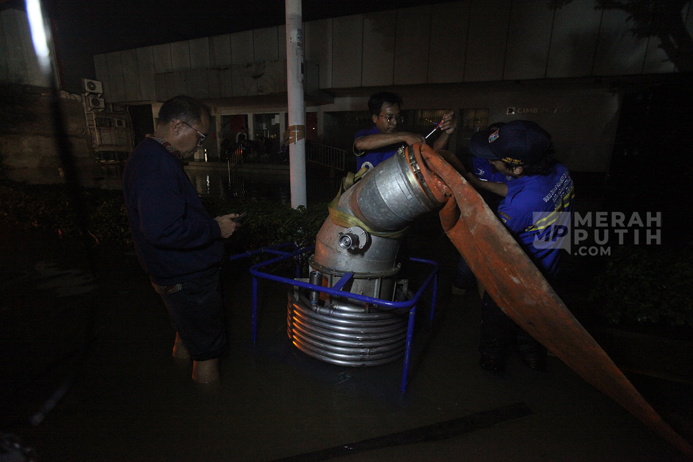 Petugas badan air memasang pipa untuk menyedot banjir di Kawasan Kemang, Jakarta Selatan, Kamis (30/10/2025).