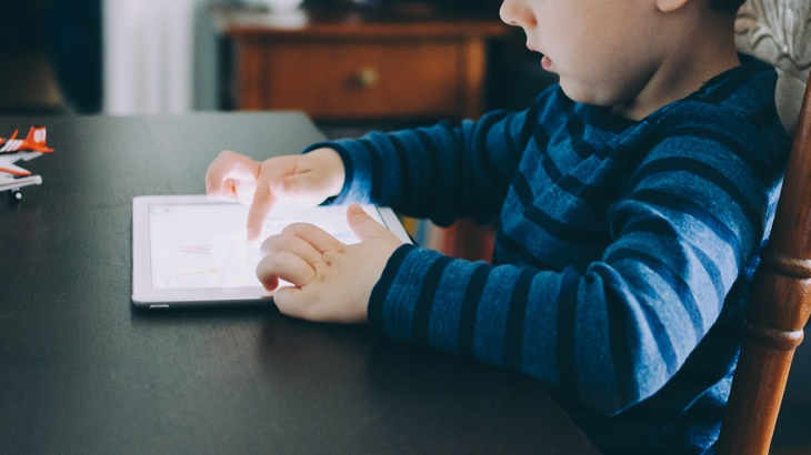Moms, Catat Nih 'Bahaya' Gadget Bagi Anak Menurut Psikolog