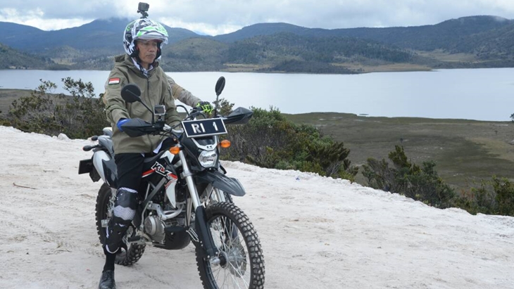 Presiden Jokowi di Jalan Trans Papua