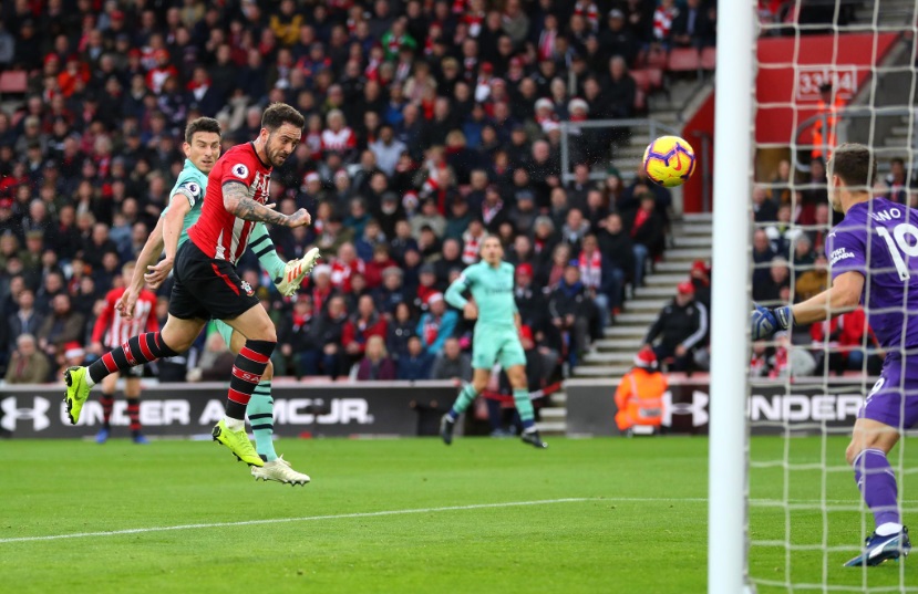 Danny Ings bobol gawang Arsenal