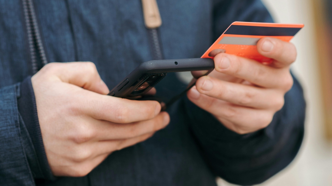 OJK Bagikan Tips Aman Transaksi Keuangan di Platform Digital