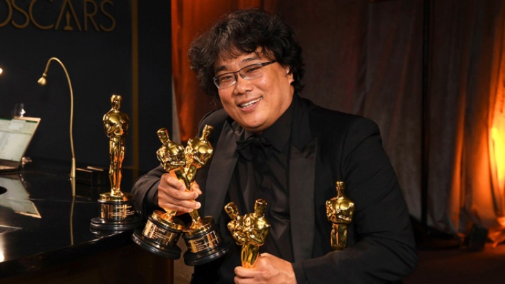 Bong Joon Ho memegang piala Oscar-nya dari film Parasite. (Foto: Variety) 