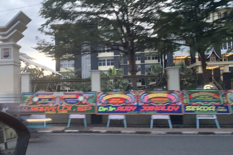 Papan bunga ucapan selamat Sertijab Kapolda Sumbar dari Gubernur dan Wakil Gubernur Sumbar di depan Mapolda Sumbar pada Jumat (14/10). (ANTARA/ Mario Sofia Nasution)