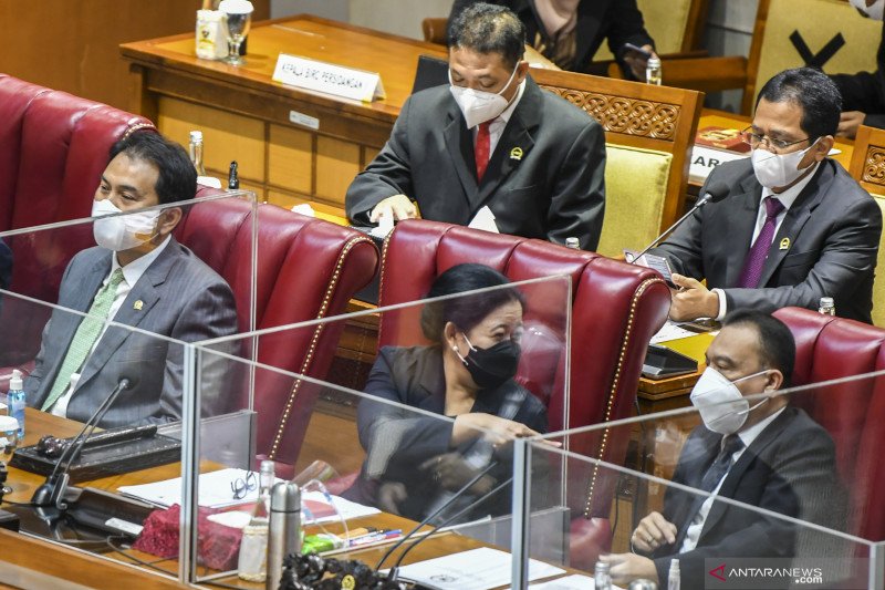Ketua DPR Puan Maharani (kedua kanan) didampingi Wakil Ketua DPR Aziz Syamsuddin (kiri) dan Sufmi Dasco Ahmad (kanan) berbincang saat sidang paripurna di kompleks Parlemen, Jakarta, Kamis (21/1/2021). DPR menyepakati penetapan Komjen Pol Listyo Sigit Prabowo sebagai Kapolri setelah melalui uji kepatutan dan kelayakan di Komisi III DPR. ANTARA FOTO/Galih Pradipta/foc. (ANTARA FOTO/GALIH PRADIPTA)