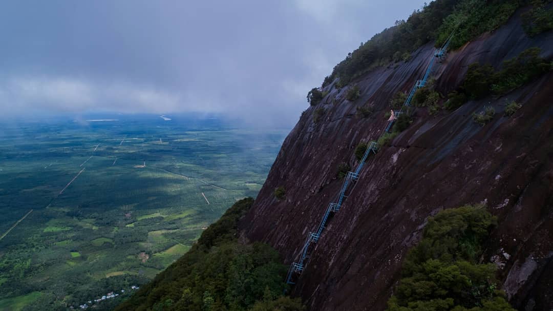 Ada tangga yang dibuat pengelola untuk mendaki bukit (Instagram/alexmiles.dji)