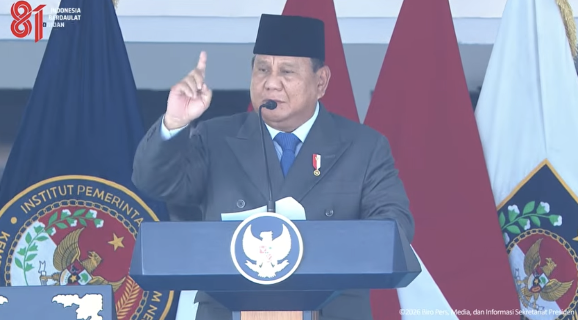 Prabowo Bangga Lulusan Terbaik IPDN dari Keluarga Buruh hingga Petani