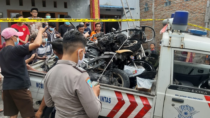 Kendaraan terbakar. (Foto: Antar).