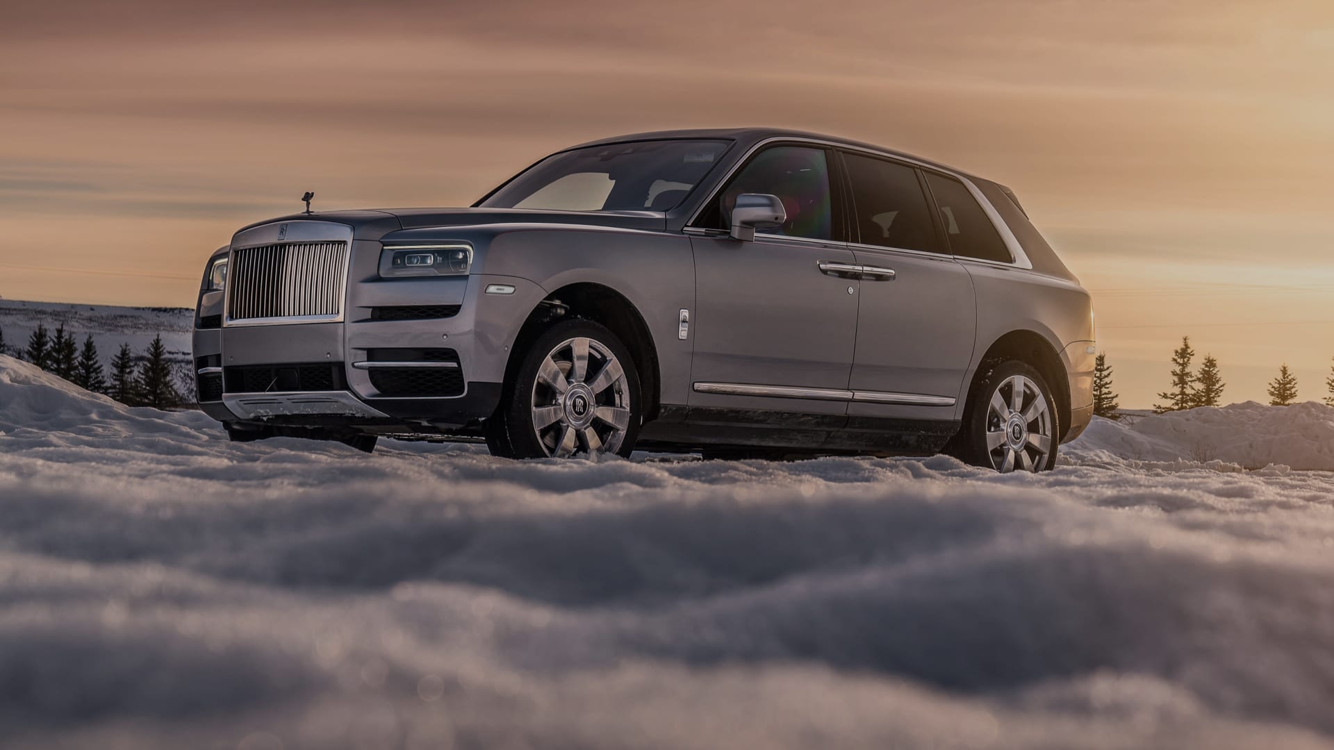 Segini nih Harga Rolls-Royce Cullinan Kado untuk Sandra Dewi